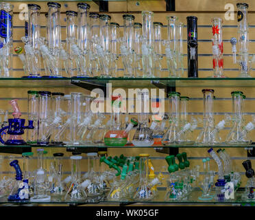 San Francisco, USA - Le 04 juillet 2019 : Affichage des bongs en verre pour fumer la marijuana à des fins récréatives et médicinales ou de mauvaises herbes, pot dans un magasin de Haight Ashbury Banque D'Images