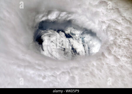 La NASA La Station spatiale internationale (ISS) vue de l'œil de l'Ouragan Dorian photographié par l'astronaute Nick Haye le 2 septembre 2019. Banque D'Images