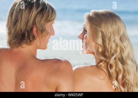 Smiling couple face à face sur la plage Banque D'Images