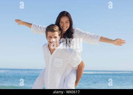 Femme assise sur le mans retour smiling at camera Banque D'Images