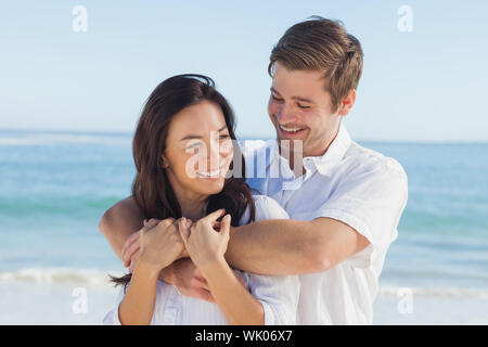 Cheerful couple de détente sur la plage en été Banque D'Images