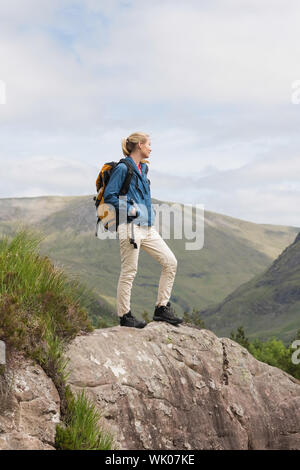 Femme debout sur la roche à admirer la vue Banque D'Images