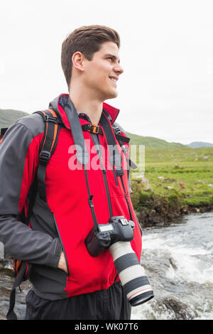 Brunette homme withcamera sur randonnée pédestre autour du cou Banque D'Images