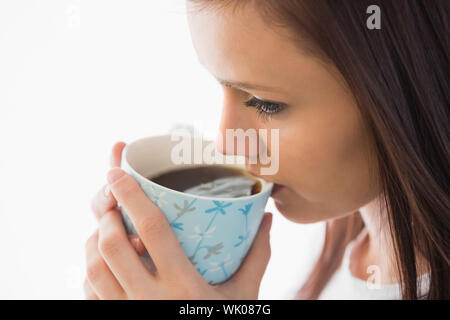 Fille calme de boire une tasse de café Banque D'Images