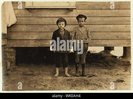 Dans les environs de l'usine d'érable, Dillon, L.C. (Lawrence Faircloth (taller boy) Ne sait pas comment je suis vieille. Été à mill 2 ans. S'exécute 3 côtés Albert Bartlett (pieds nus) a 8 ans. Dans la région de Mill 2 ans--commençant à tourner. Exécute 2-1/2 côtés  = 25 cents par jour. De mauvaises conditions. Samedi, 5 décembre, 08. Résumé : des photographies sur les dossiers de la Commission nationale sur le travail des enfants (États-Unis) Banque D'Images