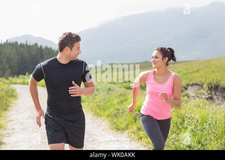 Couple athlétique sur un jog Banque D'Images