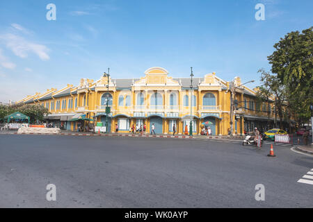 Bangkok, Thaïlande - 15 décembre 2019 : Le bâtiment près de Grand Palais ou Wat Phra keaw et Tha Chang Ferry port Banque D'Images