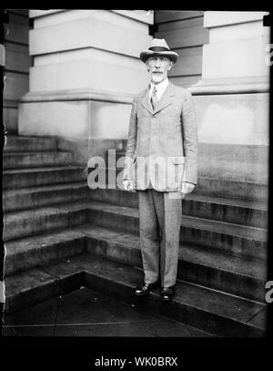 En honneur à l'audience à la sonde de la Marine U.S. Capitol. Le Contre-amiral J.M. Reeves, du Conseil général de l'United States Navy, cassé comme il a quitté la capitale aujourd'hui après avoir comparu devant le comité du Sénat sur la pression à la Conférence de Genève. L'amiral Reeves répond à l'accusation qu'il a fréquemment exprimé l'espoir que la Conférence de Genève ne permettrait pas Banque D'Images