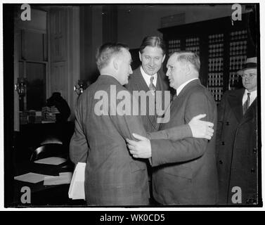 En vedette au comité sénatorial, Tom Mooney pétition. Washington, D.C., le 15 décembre. Le sénateur Joseph C. O'Mahoney, (à gauche) Le sénateur James E. Murray, John W. et Jenkins, Président de la Commission de défense, Tom Mooney, rendez-vous dans un échange juste avant que le Sous-comité judiciaire du Sénat a ouvert sa réunion aujourd'hui pour entendre une pétition pour appeler à témoigner aux audiences Mooney sur un sénat résolution demandant sa liberté. Frank P. Walsh, l'avocat de Mooney, a présenté la pétition, 12/15/37 Banque D'Images