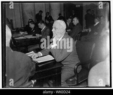 Dans Spotlight avant Comité judiciaire du Sénat. Washington, D.C., le 19 mars. William Draper Lewis, Directeur de l'Institut Américain, a été le témoin principal avant que le Comité judiciaire du Sénat aujourd'hui. Il a dit au comité que la tendance d'une majorité de la Cour suprême a tendance à créer du ressentiment chez justifiable une grande partie du public, 10/24/1937 Banque D'Images