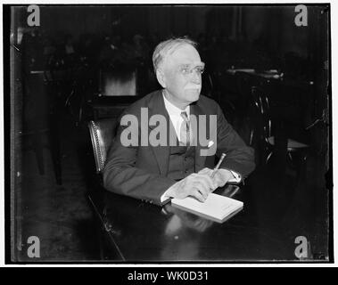 Dans Spotlight avant Comité judiciaire du Sénat. Washington, D.C., 6 avril. L'ancien président du barreau de New York, Charles C. Burlingham, a comparu devant le Comité judiciaire du Sénat aujourd'hui pour exprimer son opposition au Président Roosevelt's court plan de redressement. Burlingham a dit au Comité que les libéraux, radicaux et du travail peut maudire le jour, lorsque le pouvoir judiciaire du président plan a été conçu. Burlingham a dit qu'il pouvait penser qu'un autre procureur général--que je ne nommerai pas--n'aurait pas démissionné plutôt que de tolérer ou d'une partie ou de lot dans une telle entreprise minable comme la cour Banque D'Images