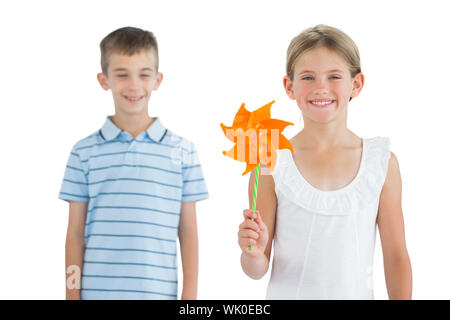 Happy brother and sister jouer avec la roue crantée Banque D'Images