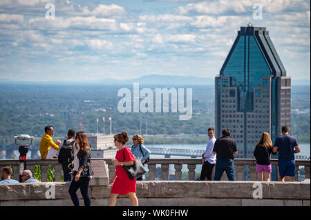 Montréal, CA - 3 septembre 2019 : les touristes profitant de la vue sur les toits de Montréal Kondiaronk à partir de 6700 dans l'été. Banque D'Images