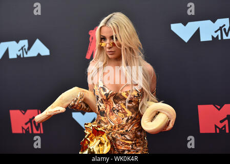 Tana Mongeau assiste à la 2019 MTV Video Music Awards à Prudential Center le 26 août 2019 à Newark, New Jersey. Banque D'Images