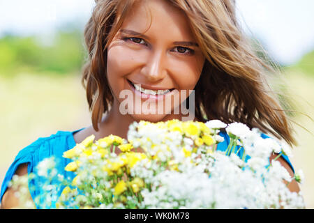 Girl holding bouquet de fleurs Banque D'Images