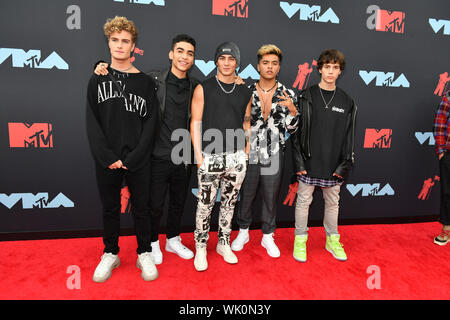 Dans La Vie Réelle - Brady Tutton, Chance Perez, a appelé l'Ramos, Sergio Calderon, et Conor Smith assister aux MTV Video Music Awards 2019 à Prudential Center sur Banque D'Images