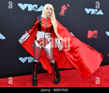 Ava Max assiste à la 2019 MTV Video Music Awards à Prudential Center le 26 août 2019 à Newark, New Jersey. Banque D'Images