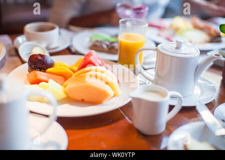 Petit déjeuner santé philippin à la mangue, le café et le jus d'orange Banque D'Images