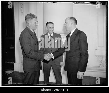 Entrants et sortants. Washington, D.C., le 14 avril. Aujourd'hui marquait le changement de chef d'huissiers à la Maison Blanche. Raymon Muir, qui a démissionné en tant que chef de l'huissier aujourd'hui pour devenir assistant du chef de la division internationale du département d'Etat, est adieu par Howell Crim, son successeur. Dans le centre est Charles Claunch, un homme enrôlé dans la Marine depuis 20 ans, qui a été nommé par le président Roosevelt, un huissier, 4/14/38 Banque D'Images