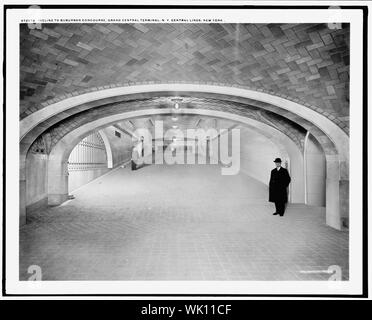 Incline à suburban concourse, Grand Central Terminal, New York Central Lines, New York., incline vers la gare, Grand Central Terminal, New York Central Lines, New York Banque D'Images