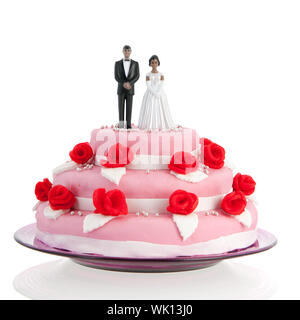 Black couple sur le dessus de gâteau de mariage rose avec roses rouges isolated over white background Banque D'Images