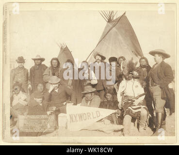 Les chefs indiens et des responsables américains. 1. Deux grève. 2. Crow Dog. 3. Court-circuit et Bull. 4. High Hawk. 5. Deux lances. 6. Des coups de l'ours. 7. Une bonne voix. 8. Thunder Hawk. 9. Rocky Ours. 10. Jeune homme peur de son cheval. 11. Cheval américain. 12. W.F. Cody (Buffalo Bill). 13. Le major J.M. Burk. 14. J.C. Craiger. 15. J. McDonald. 16. J.G. D'une valeur. Prises à Pine Ridge, 16 janvier '91 Banque D'Images