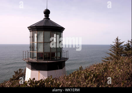 Phare du cap Mears perché sur une falaise donnant sur l'Océan Pacifique Banque D'Images