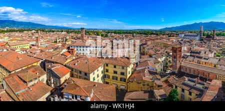 Vue panoramique magnifique ville italienne Luca, vue de Torre delle Ore tower, Italie Banque D'Images