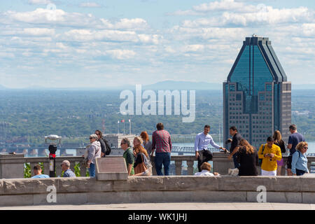 Montréal, CA - 3 septembre 2019 : les touristes profitant de la vue sur les toits de Montréal Kondiaronk à partir de 6700 dans l'été. Banque D'Images