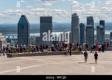 Montréal, CA - 3 septembre 2019 : les touristes profitant de la vue sur les toits de Montréal Kondiaronk à partir de 6700 dans l'été. Banque D'Images