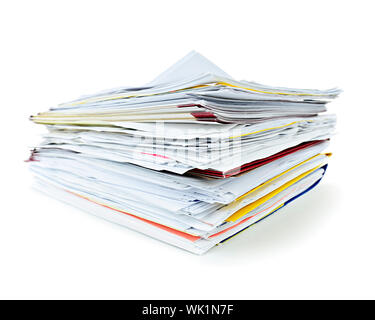 Pile de chemises avec des papiers sur fond blanc Banque D'Images