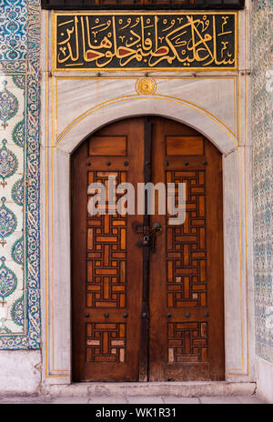 Dans la cour intérieure de la porte du harem de Topkapi à Istanbul Banque D'Images