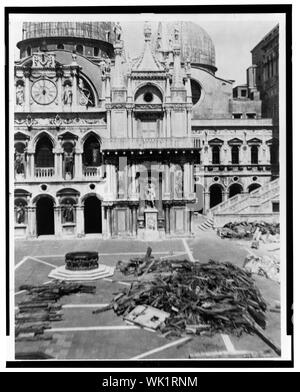 Cour intérieure du Palais Ducal montrant des fragments du Campanile sauvé de la ruine, Venise Banque D'Images