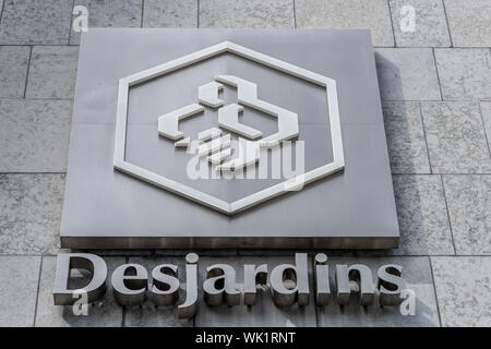 Montréal, CA - 3 septembre 2019 : Logo du Mouvement des caisses Desjardins sur la façade de l'édifice du Complexe Desjardins. Banque D'Images