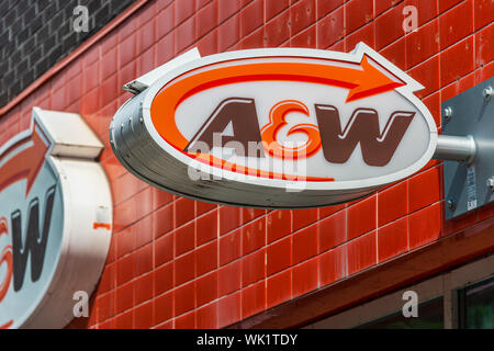 Montréal, CA - 3 septembre 2019 : A&W signe sur la façade de la fast food restaurant sur la rue Sainte-Catherine. Banque D'Images