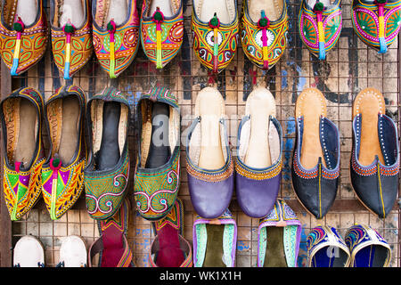 Belle et colorée de Rajasthani traditionnelle hang chaussures dans un magasin à Jaipur. Ou majori ou Khussa Saleem Shahi's est un style de chaussures à la main. Banque D'Images