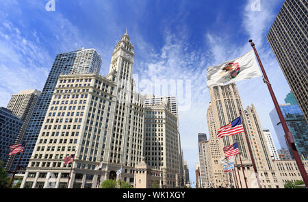 Wrigley Building et Tribune Tower sur Michigan Avenue, avec au premier plan sur le drapeau de l'Illinois à Chicago, USA Banque D'Images