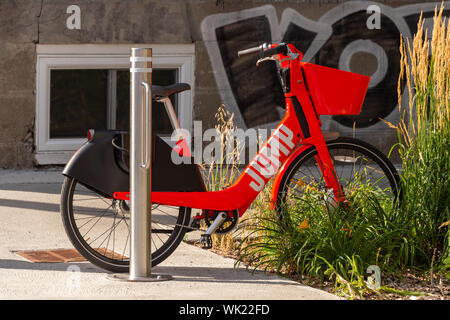 Montréal, Canada - 03 septembre 2019 : Super Jump vélo électrique verrouillé sur un porte vélo sur la rue Laurier. Banque D'Images