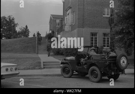 L'intégration à l'Université du Mississippi Ole ; photographie montre des soldats en véhicule militaire à l'extérieur du hall, où Baxter James Meredith a vécu à l'Université du Mississippi à Oxford. Banque D'Images