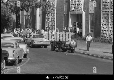 L'intégration à l'Université du Mississippi Ole ; photo montre les étudiants et les soldats en véhicule militaire à l'extérieur des bâtiments à l'Université du Mississippi à Oxford. Banque D'Images