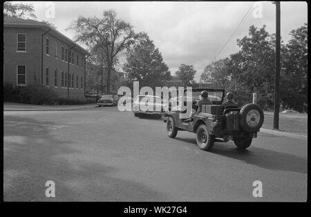 L'intégration à l'Université du Mississippi Ole ; photographie montre des soldats dans un véhicule militaire escortant une voiture dans laquelle James Meredith est à cheval, après avoir suivi une classe dans le bâtiment Peabody de l'Université du Mississippi à Oxford. Banque D'Images