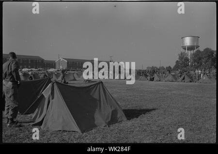 L'intégration à l'Université du Mississippi Ole. Miss Oxford ; photographie montre des soldats et des tentes sur un champ en face du hall où James Meredith Baxter a vécu à l'Université du Mississippi à Oxford. Banque D'Images