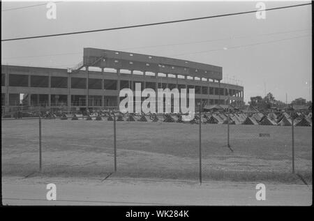 L'intégration à l'Université du Mississippi Ole ; photographie montre des soldats, stade de football avec tentes, Université du Mississippi à Oxford. Banque D'Images