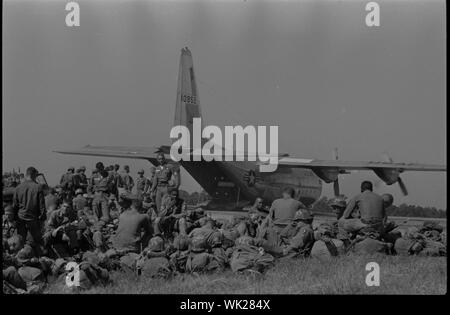 L'intégration à l'Université du Mississippi Ole ; photographie montre des soldats américains se sont réunis à l'extérieur d'un avion à Oxford, Mississippi. Banque D'Images