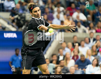 New York, NY - 3 septembre 2019 : Roger Federer (Suisse) en action lors du quart de finale du championnat de l'US Open contre Grigor Dimitrov (Bulgarie) à Billie Jean King National Tennis Center Banque D'Images