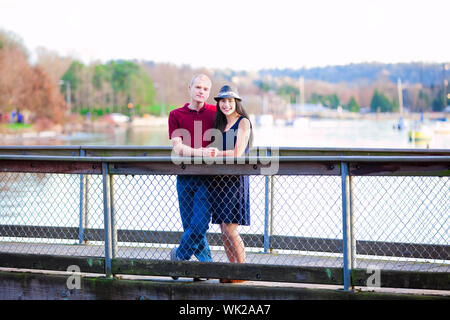Jeune couple interracial sur jetée en bois sur le lac Banque D'Images