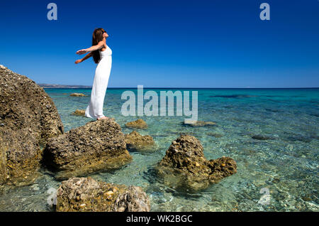 Offrant une vue sur la mer libre happy woman Banque D'Images