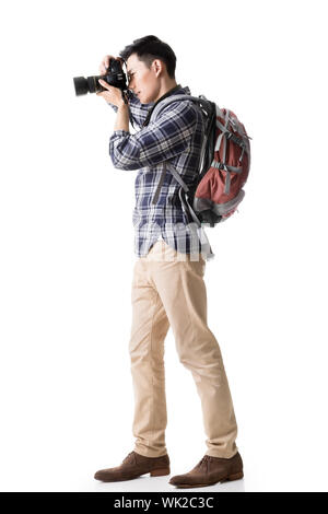 Asian young male backpacker prendre une photo, pleine longueur portrait isolé sur blanc. Banque D'Images