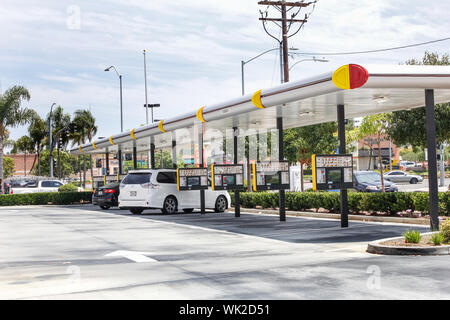 Une vue sur le stationnement au fast food restaurant connu sous le nom de Sonic Drive-in, où les conducteurs peuvent park et de l'ordre de l'intérieur du véhicule. Banque D'Images