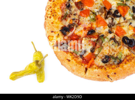 Naked Pizza végétarienne avec tomates, olives noires et deux piments jalapenos isolé sur fond blanc. Vue d'en haut Banque D'Images
